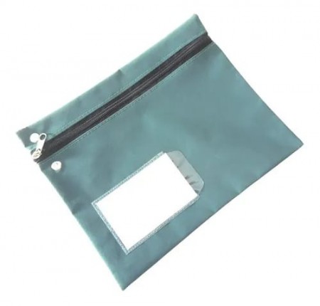 .MALOTE PARA CONTABILIDADE , FECHAMENTO DE CAIXA , ESCRITÓRIOS.  MEDIDA 15 ALTURA X 20 LARGURA; FECHAMENTO ZÍPER E ILHÓS P/ LACRE; S/ ALÇA; VISOR 6,5X10; LISO (S/ LOGO). EXCELENTE ACABAMENTO.  , possui revestimento em PVC que promove boa resistência ao ra